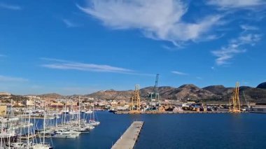 İspanya Murcia Jan 4 2024 Marina Sahil Kenti Limanı Parlak Mavi Gök Altında