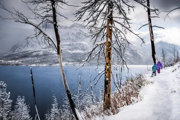 Active Children Snowshoeing Waterton Lakes National Park Winter — Stock Photo, Image