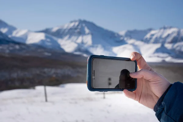 Τραβώντας Μια Φωτογραφία Του Καναδά Rockies Ένα Smartphone Ενώ Ταξιδεύετε — Φωτογραφία Αρχείου