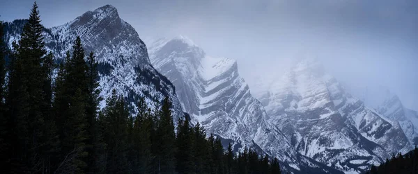 冬季加拿大班夫国家公园落基山脉被雪覆盖 — 图库照片