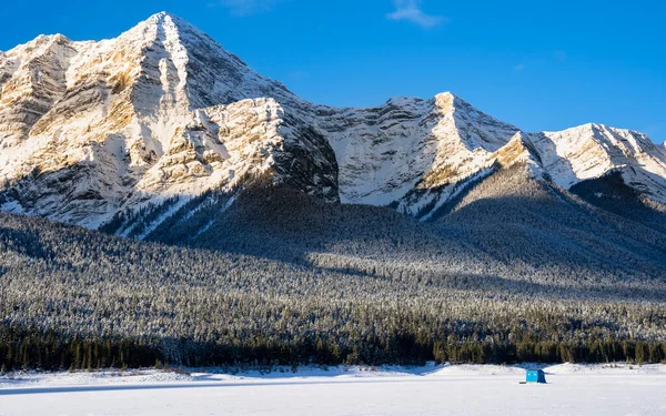 日出时分 在加拿大艾伯塔省Banff附近落基山脉的Peter Lougheed省公园的喷水湖上 一个蓝色的冰捕捞帐篷正在搭建起来 — 图库照片