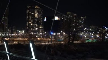 Calgary Alberta Kanada, 10 Aralık 2020: Bir gece şehir merkezinde King Bridge yaya yolu boyunca yürümek.