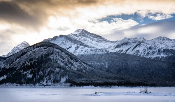 加拿大落基山脉的艾伯塔省彼得卢吉德省公园 积雪覆盖着冰冻的喷水湖 — 图库照片