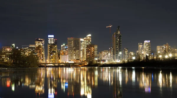 Centrální Kancelářské Budovy Světla Reflektující Bow River Noci Calgary Alberta — Stock fotografie