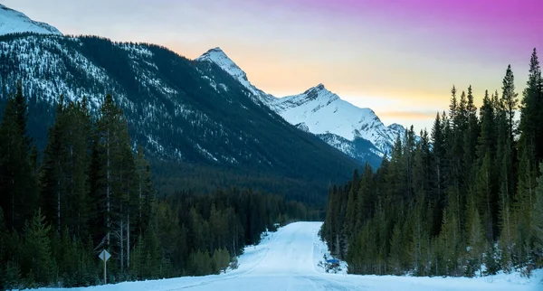 在加拿大艾伯塔省班夫附近沿着加拿大落基山脉开车时 在史密斯多里安小径上的冬季路途上 夕阳西下开车 — 图库照片