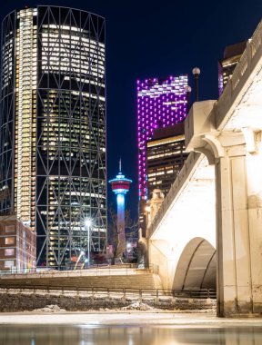 Calgary Alberta Kanada 'daki şehir merkezinin gece çekilmiş uzun bir fotoğrafı..