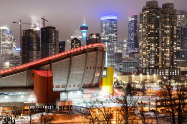 Şehir merkezinde yoğun bir şehir manzarası ofis ışıkları ve geceleri Calgary Alberta 'nın simgeleri..