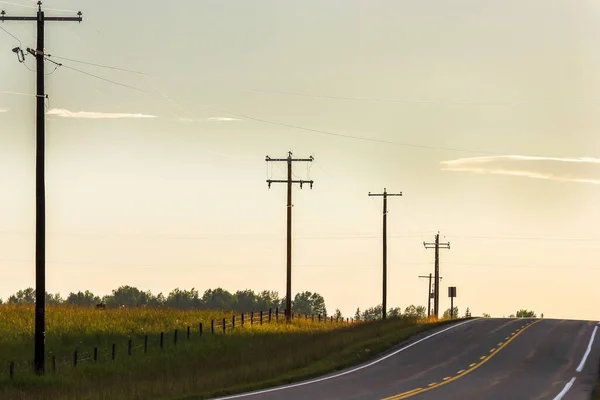 Lignes Électriques Long Une Route Rurale Coucher Soleil Dans Comté — Photo