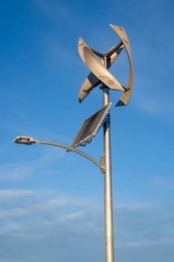 Alberta Kanada 'da yeşil teknoloji endüstrisi için yenilenebilir enerji üreten güneş paneli olan modern bir dikey rüzgar türbini..