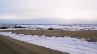 Rocky View County Kanada 'da Alberta ovalarında karla kaplı tarlalar boyunca kış dalışı.