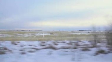 Rocky View County Kanada 'da Alberta ovalarında karla kaplı tarlalar boyunca kış dalışı.