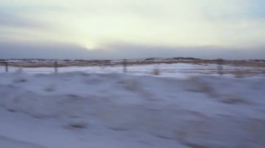 Rocky View County Kanada 'da Alberta ovalarında karla kaplı tarlalar boyunca kış dalışı.