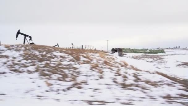 Olejové Čerpadlo Jacks Během Zimy Farmě Pole Kanadských Prérií Rocky — Stock video