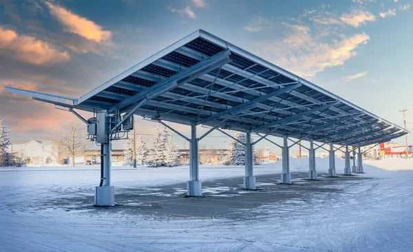 公共车辆停放的现代太阳能汽车配备了生产可再生能源的太阳能电池板 — 图库照片
