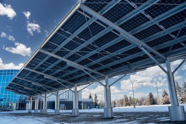 Kamu araçlarının park yeri için modern bir güneş paneli yenilenebilir enerji üreten güneş panelleri ile donatılmıştır..