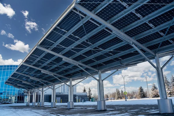 Moderní Solární Carport Pro Veřejné Parkoviště Vozidel Vybaven Solárními Panely — Stock fotografie