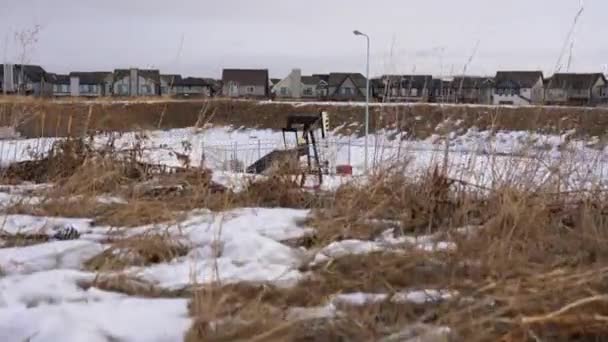 Alberta Canada Februari 2021 Een Olie Gaspompkrik Aan Het Werk — Stockvideo