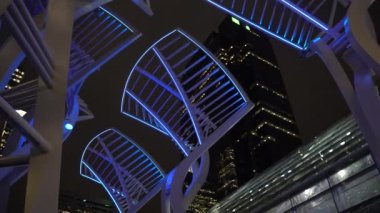 Calgary Alberta Kanada, 8 Mart 2021: Stephen Bulvarı boyunca gece yapılan Galleria Trees heykelleri Kanada 'nın diğer bir halk sanatı sergisidir..