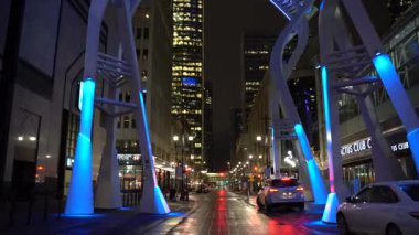 Calgary Alberta Kanada, 8 Mart 2021: Stephen Bulvarı boyunca gece yapılan Galleria Trees heykelleri Kanada 'nın diğer bir halk sanatı sergisidir..