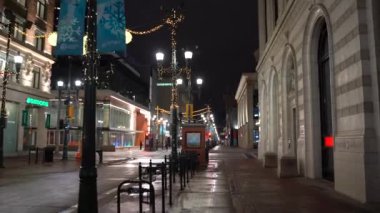 Calgary Alberta Canada, Mart 08 2021: Kanada 'nın bir şehrinde gece şehir simgelerinin ve binaların izlenmesi.