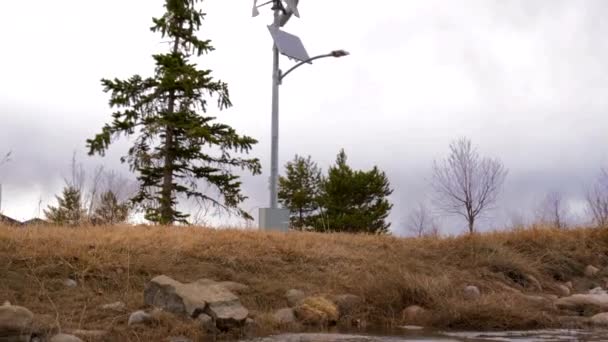 Une Éolienne Verticale Panneau Solaire Rechargent Lampadaire Dans Parc Communautaire — Video