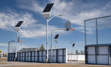 Gündüz vakti Airdrie Alberta Kanada 'daki bir açık hava dinlenme salonunda güneş enerjisiyle çalışan sokak lambaları şarj oluyor..