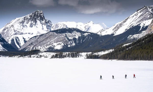 Group People Crossing Frozen Lake Wearing Snowshoes Kananaskis Alberta Canada — Stock Photo, Image