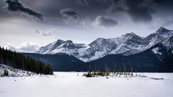 Jäätynyt Vuoristojärvi Kanadan Kalliovuorilla Kananaskisissa Alberta — kuvapankkivalokuva