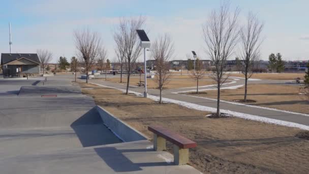 Parque Patines Cemento Con Farolas Solares Sostenibles Comunidad Moderna Airdrie — Vídeos de Stock