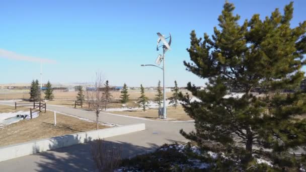 加拿大艾伯塔省Airdrie市一个社区公园的风力涡轮机太阳能街灯的接续工作 — 图库视频影像