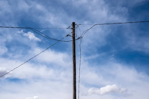 Ein Alter Strommast Mit Strom Und Kommunikationsleitungen Auf Einem Ländlichen — Stockfoto