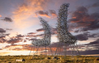 Calgary Alberta Kanada, 10 Mayıs 2021: Rocky Ridge 'in tepesinde bir Kanada şehrinde dramatik bir gökyüzünün altında.