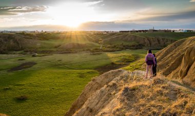 Medicine Hat Alberta Canada, 14 Mayıs 2021: İki çocuk, Kanada 'da tatildeyken Yedi Kişilik Coulee üzerinde gün batımını izliyor.