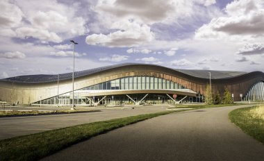 Calgary Alberta Kanada, 12 Mayıs 2021: Bulutlu bir gökyüzünün altındaki Rocky Ridge YMCA spor tesisinde beton bisiklet yolu