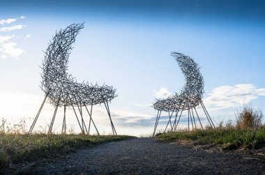 Calgary Alberta Kanada, 10 Mayıs 2021: Rocky Ridge 'in tepesinde bir Kanada şehrinde dramatik bir gökyüzünün altında.