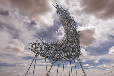 Calgary Alberta Kanada, 10 Mayıs 2021: Rocky Ridge 'in tepesinde bir Kanada şehrinde dramatik bir gökyüzünün altında.