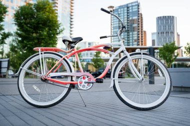 Bir yaz akşamı Calgary Alberta Kanada şehir merkezindeki East Village 'da popüler bir yaya yolunda park edilmiş klasik bir plaj kruvazörü bisikleti..