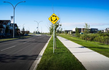 Airdrie Alberta Kanada 'da yeni bir toplulukta trafik çemberi işareti..