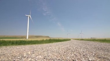 Pincher Creek Alberta Kanada yakınlarındaki çakıl değirmenleri yolunda alçak kayma hareketi.