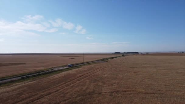 Luchtdrone Volgt Een Voertuig Een Landweg Alberta Canada — Stockvideo