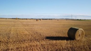 Kanada ovalarında saman balyalarıyla hava aracı yükseliyor..