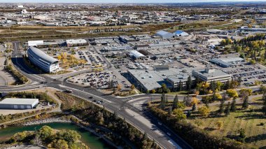 Calgary Alberta Kanada 'da genişleyen şehre tepeden bakan hizmet binaları olan belediye kamu işlerinin avlusu..