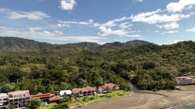 Kosta Rika 'da havadan ters uçan plaj evleri