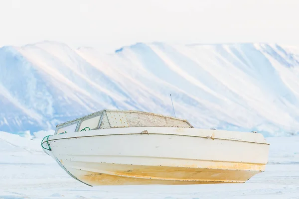 格陵兰岛 一艘废弃的渔船在冰冷的海面上的冰山中 — 图库照片