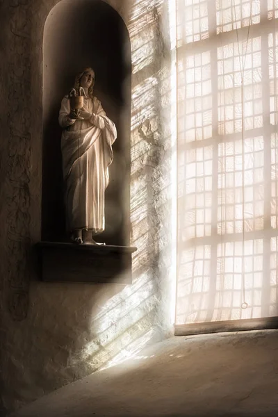 İsveç 'teki Lacko Kalesi' nde güneş ışığında Maria heykeli.