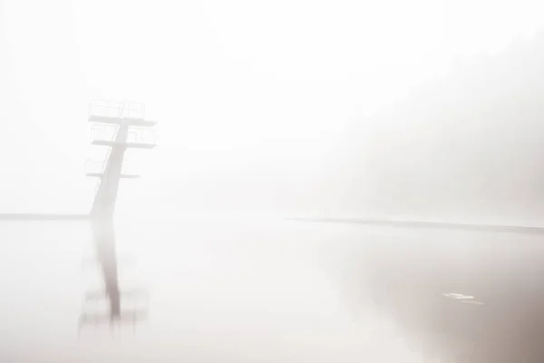 Immersioni Più Livelli Lago Una Fitta Nebbia — Foto Stock