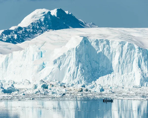 Motorboat Dwarfed Towering Glacier Calm Sea — Stock Photo, Image
