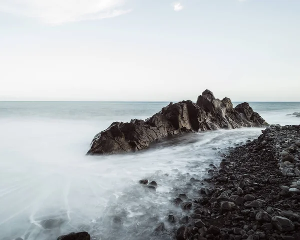 Blick Auf Felsen Einer Küstenbucht Morgengrauen — Stockfoto