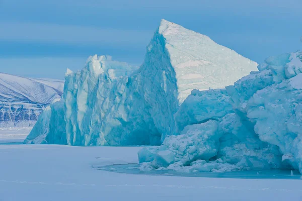 Góra Lodowa Zamarzniętym Morzu Grenlandia — Zdjęcie stockowe