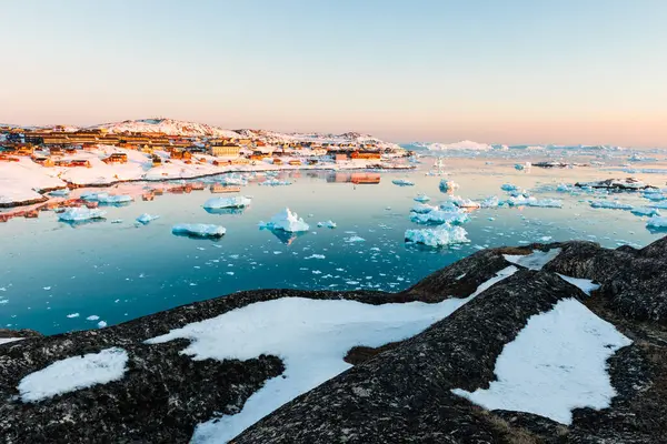 Ledovcovými Vodami Zasněženou Vesnicí — Stock fotografie